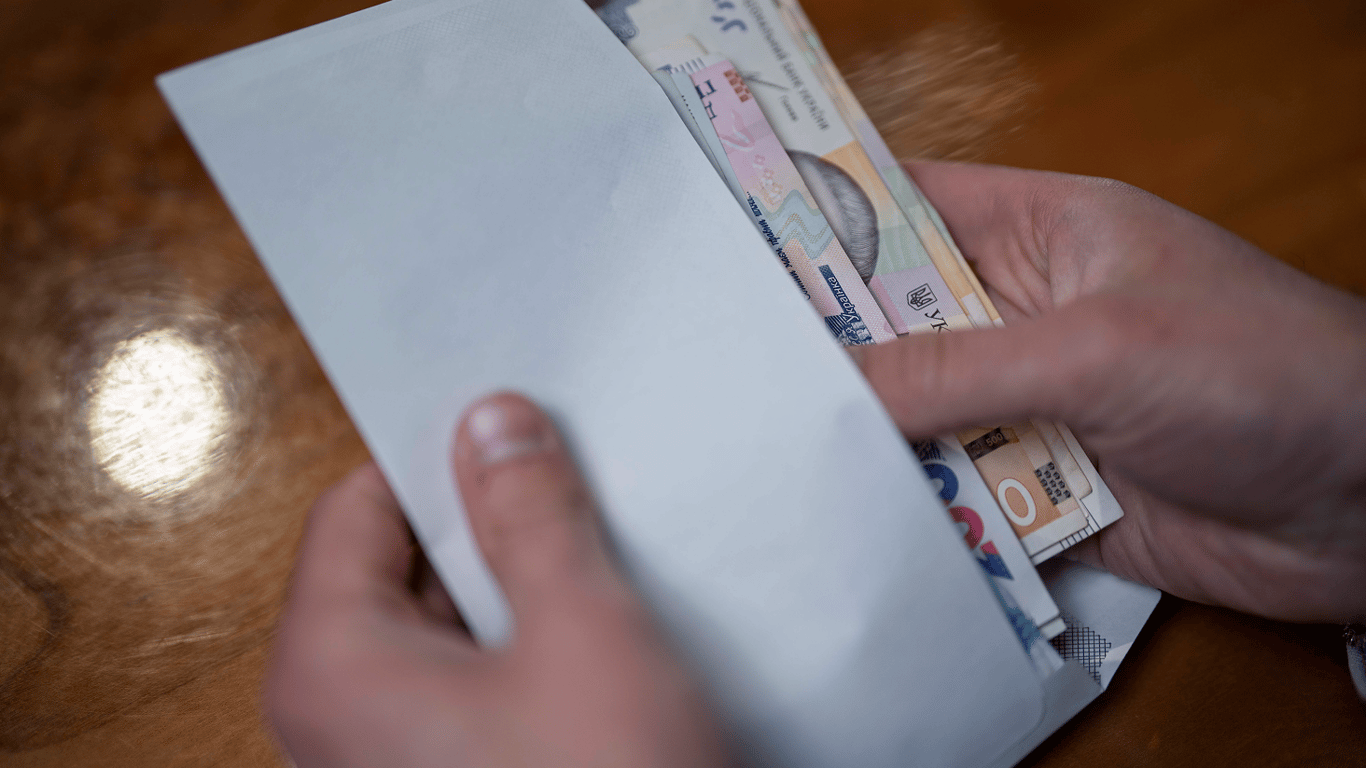 Українцям почали повертати гроші за сплачену комуналку: як отримати компенсацію