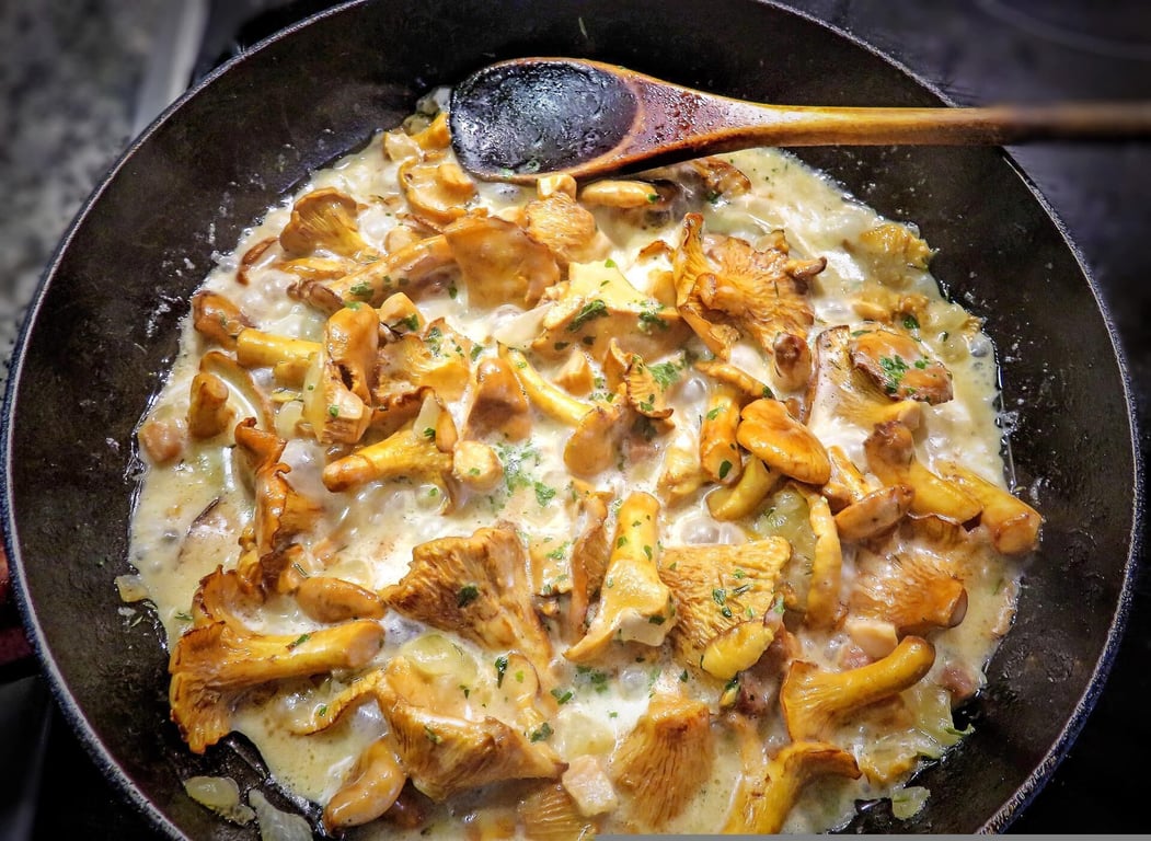 Блюда из лисичек на сковороде.