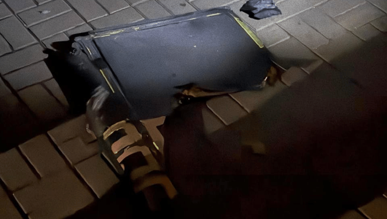 Нічний бій у небі над Одесою — містяни знайшли уламки шахедів на вулиці - фото 1