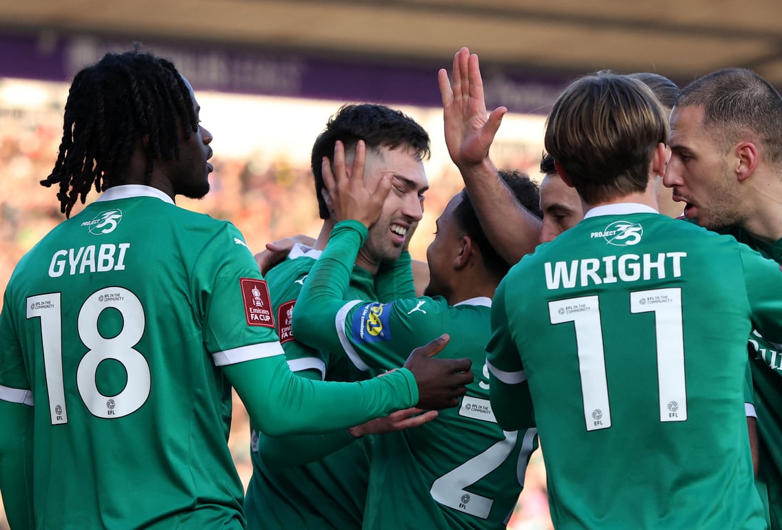 Гравці Плімута святкують