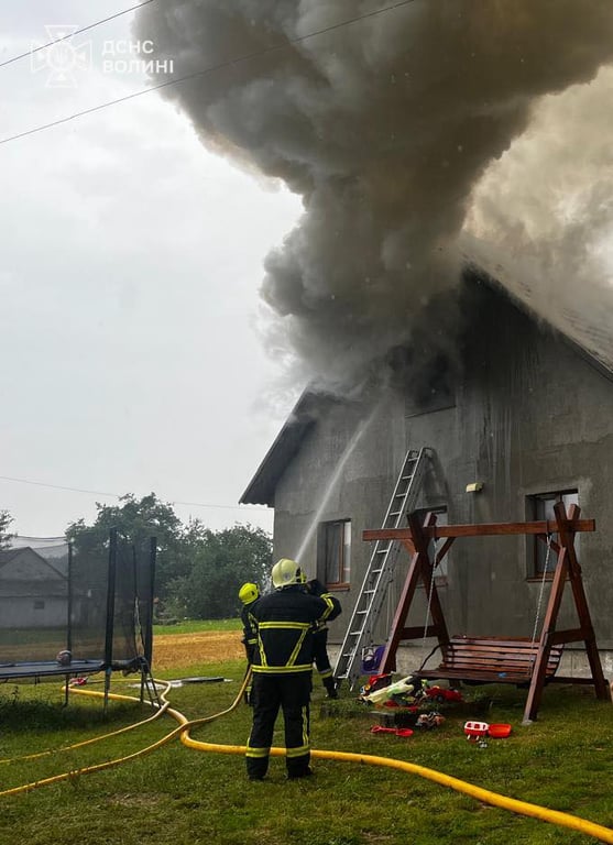 На Волині блискавка влучила в будинок, де була мама з дітьми - фото 2