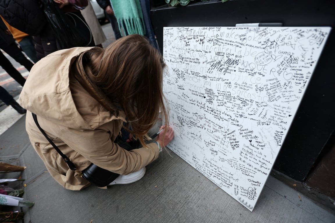 Фанаты оставляют послания у здания, где жили персонажи сериала "Друзья". Фото: Reuters