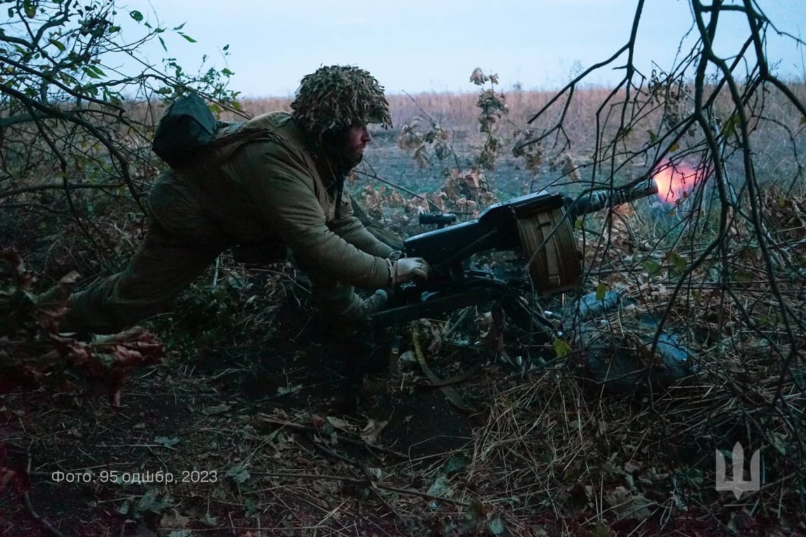 Украинский защитник обстреливает позиции врага