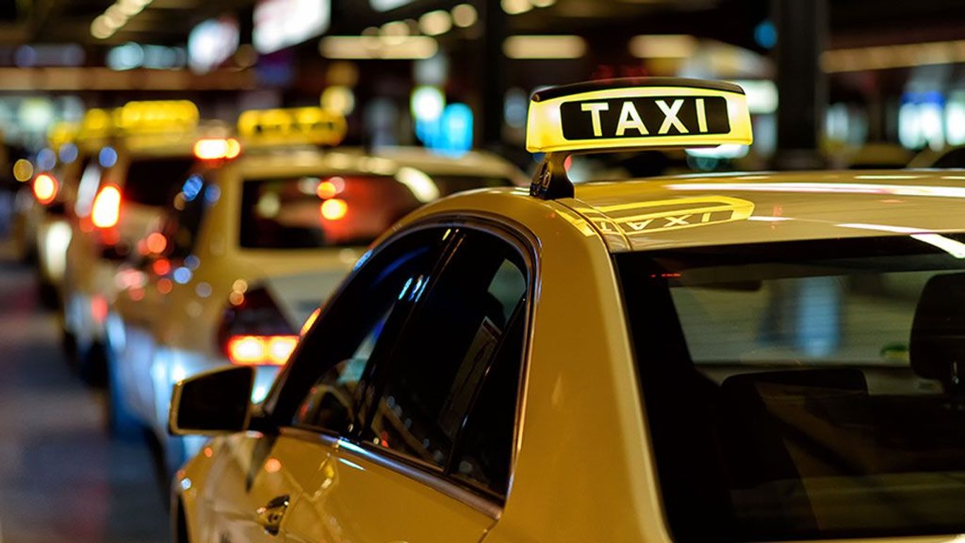 Налоговая заставит таксистов оборудовать авто кассовыми аппаратами
