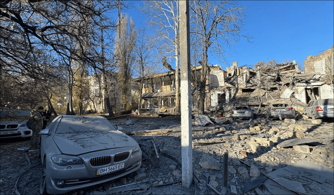 Били по мирним людям — подробиці сьогоднішнього удару РФ по Одесі - фото 2