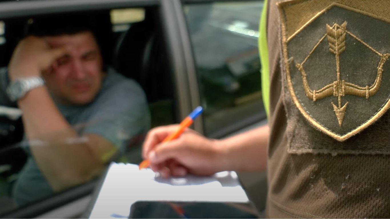 Кто имеет право вручать повестки водителям на блокпостах
