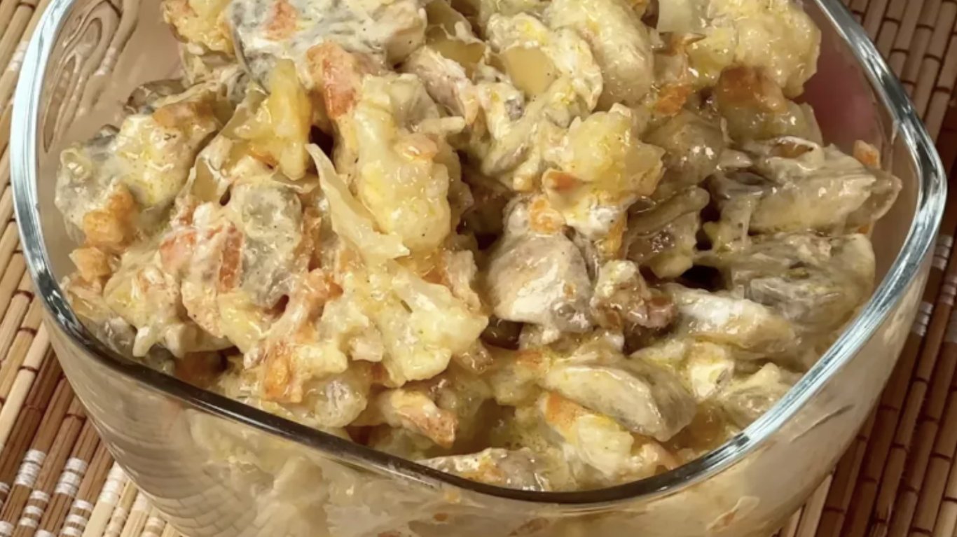 салат з цвітною капустою та грибами