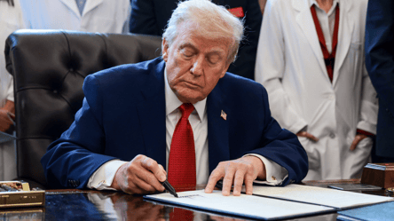 Трамп підписав оборонний бюджет майже на 1 трлн доларів - 290x160