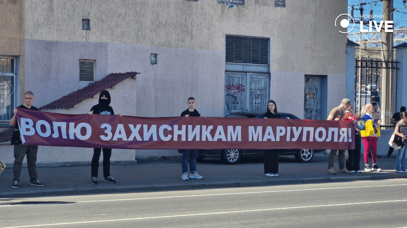 Два роки полону — одесити вийшли на акцію Free Azov - фото 1