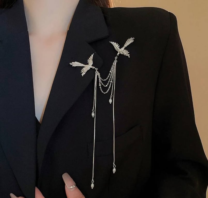 Брошки додадуть вишуканості будь-якому образу