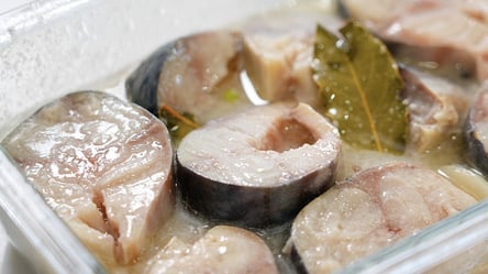 Маринована скумбрія — за цим рецептом смачніше червоної риби - 285x160