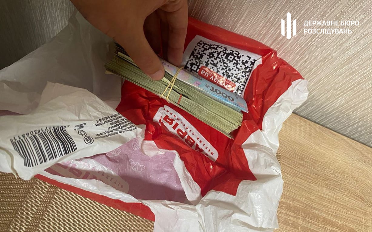 Гроші ховали в пакетах. Фото: ДБР
