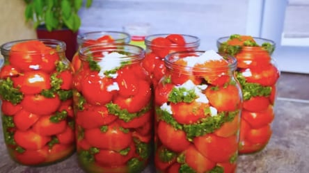 Помидоры с хреном на зиму: рецепт закуски, которая подойдет даже для праздника - 285x160