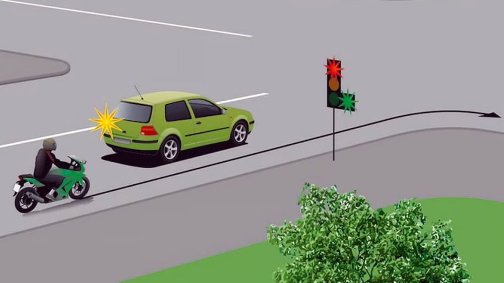 Тест з ПДР: чи дозволено мотоциклісту повернути праворуч?