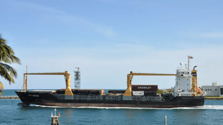 Перше судно з контейнерами у порті Чорноморську — робота портів не зупиняється - 285x160
