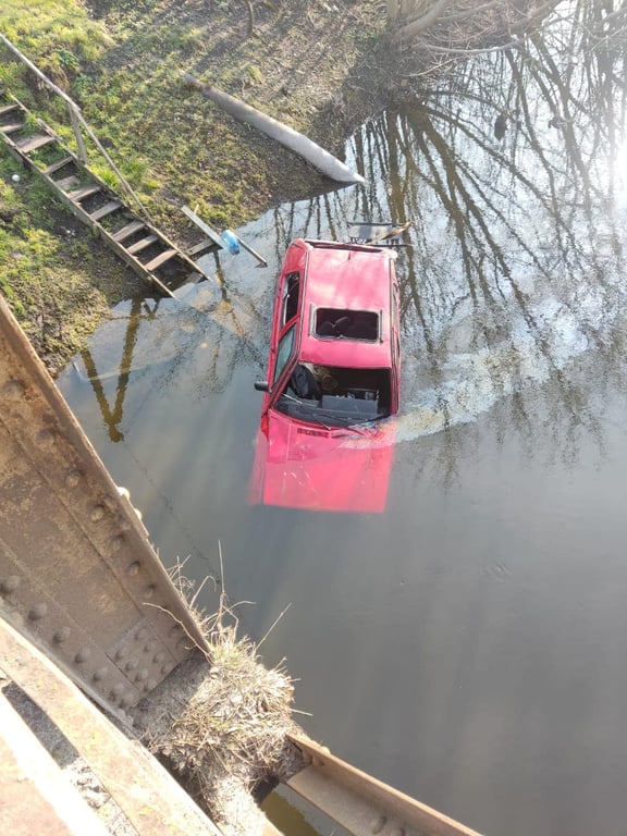На Львівщині нетверезий водій під час комендантської години заїхав на автомобілі у річку - фото 1