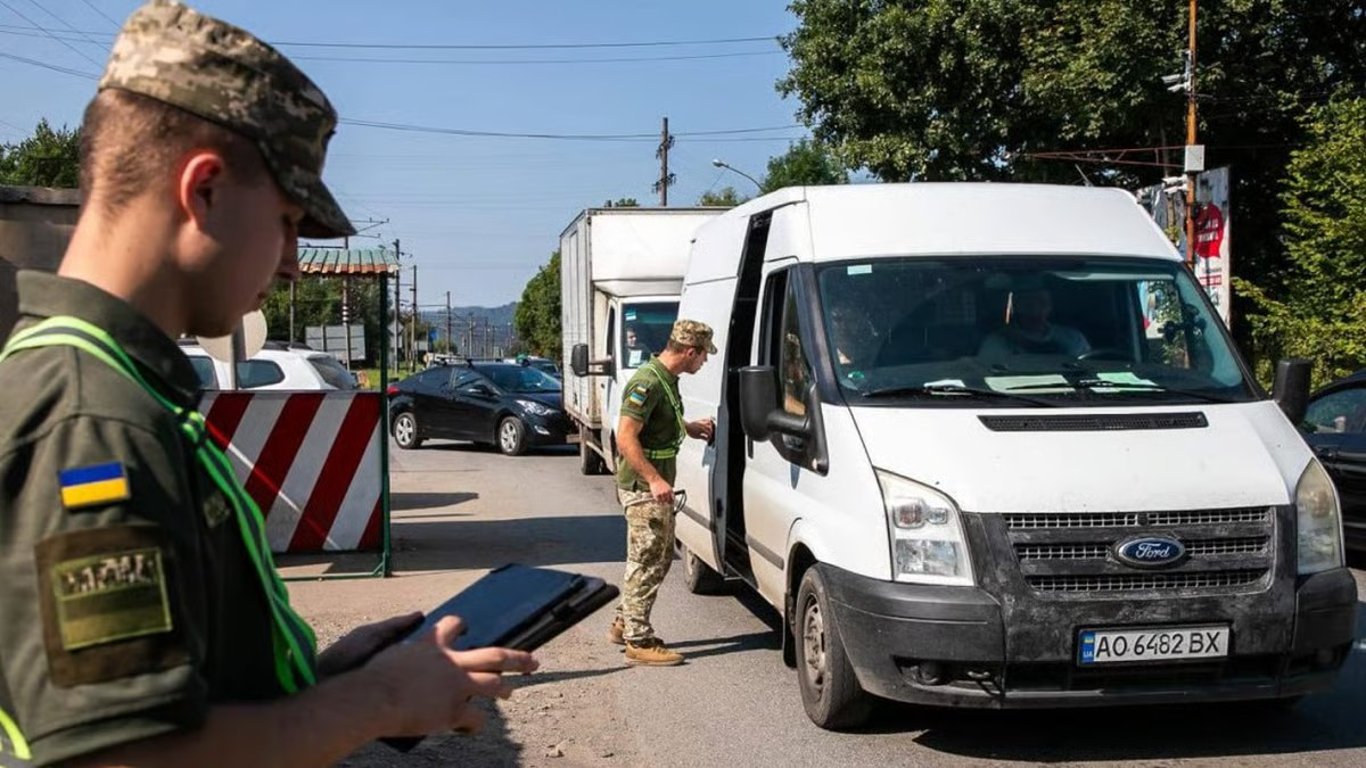 Сотні авто на кордоні: черги на КПП чотирьох країн