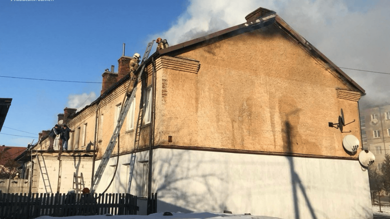 На Львівщині вогнеборці загасили пожежу на даху багатоповерхівки