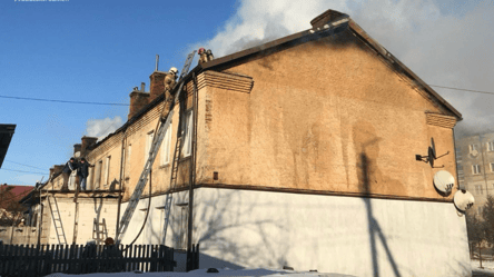 На Львівщині вогнеборці загасили пожежу на даху багатоповерхівки - 285x160