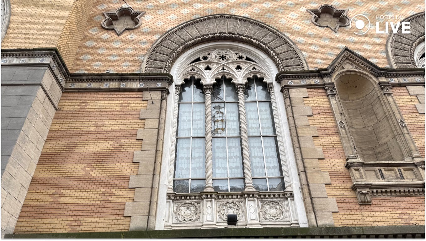 Пошкоджені вікна Одеської обласної філармонії