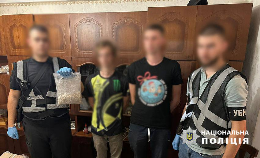 У Києві затримали наркоділків, які маскували товар в смаколиках - фото 1