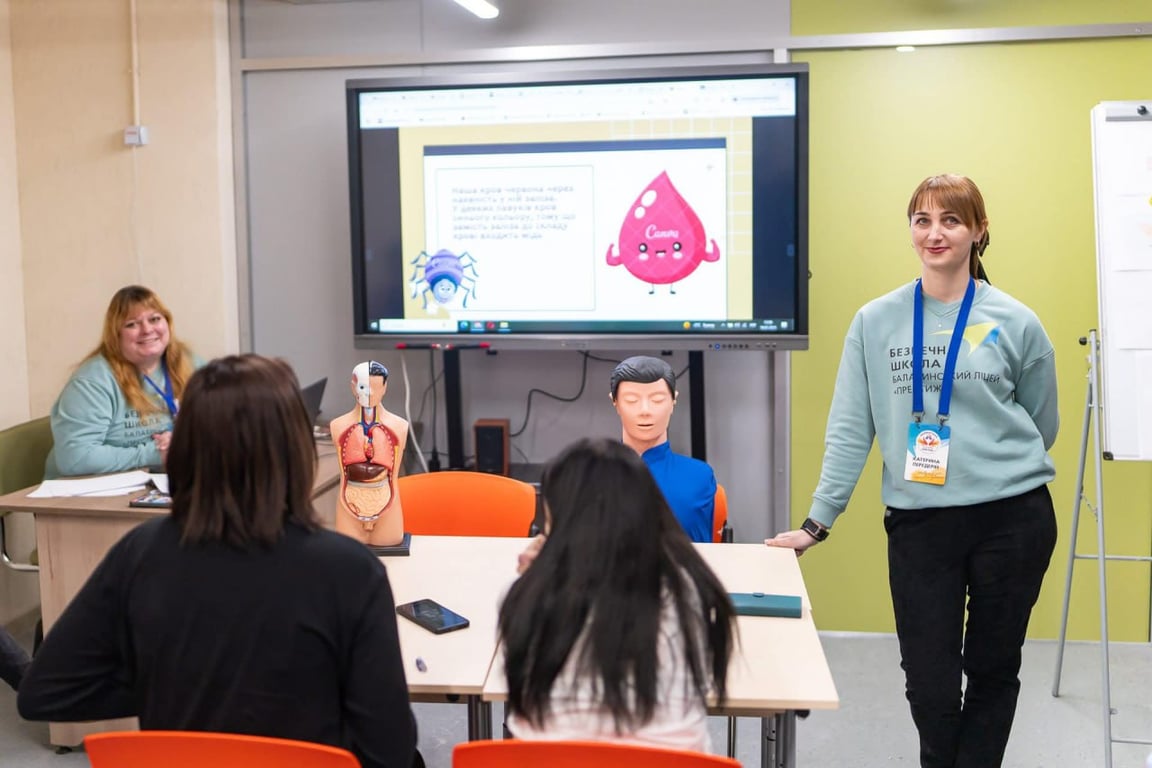 Учителька навчає дітей у школі під час війни