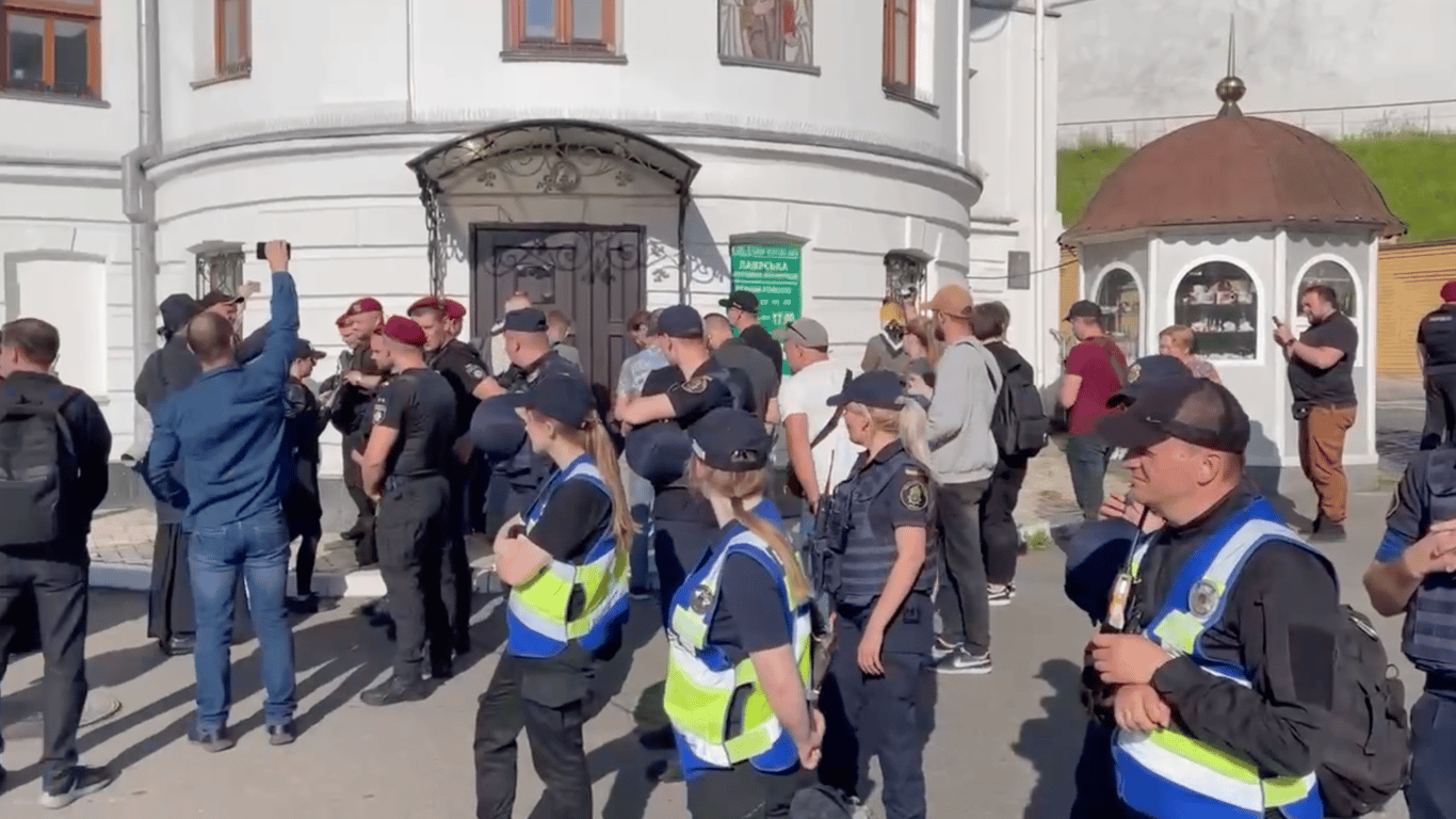 Біля Києво-Печерської Лаври знову неспокійно: на місці працює поліція