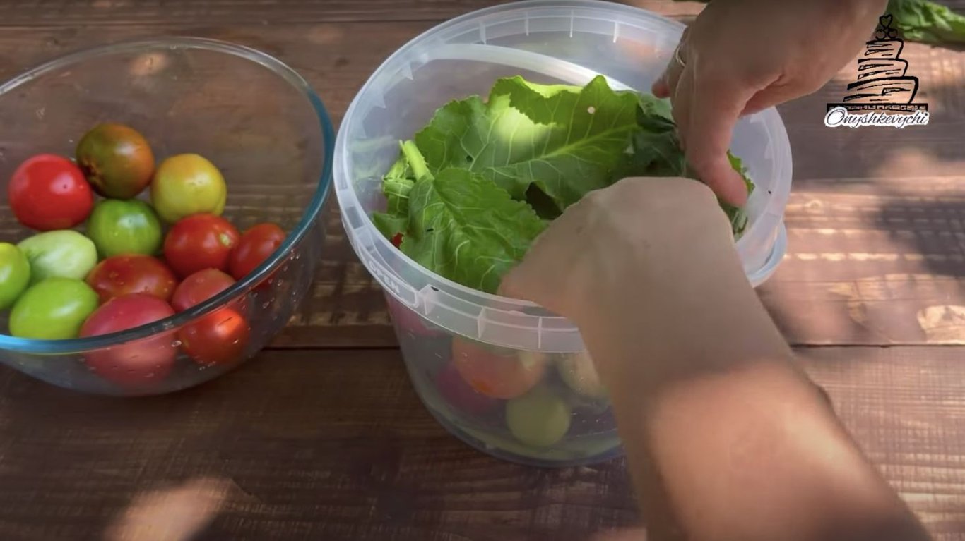 простий рецепт квашених помідорів 