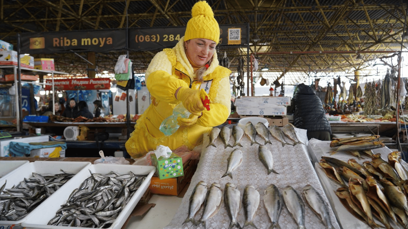 Дунайка вже закінчується: які ціни в Одесі на оселедець
