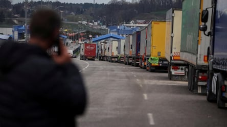 Украина намерена эвакуировать водителей, застрявших на границе с Польшей - 285x160