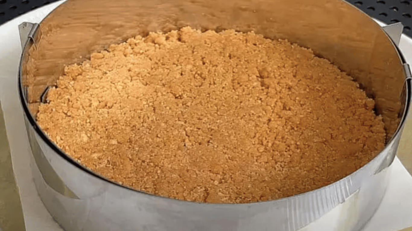 creamy dessert with crunchy cookies you’ll love