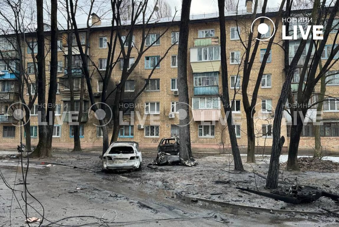 Пошкоджені авто та будинок внаслідок атаки вороги по Києву
