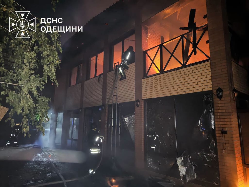 Рятувальники гасять пожежу після атаки на Одещину