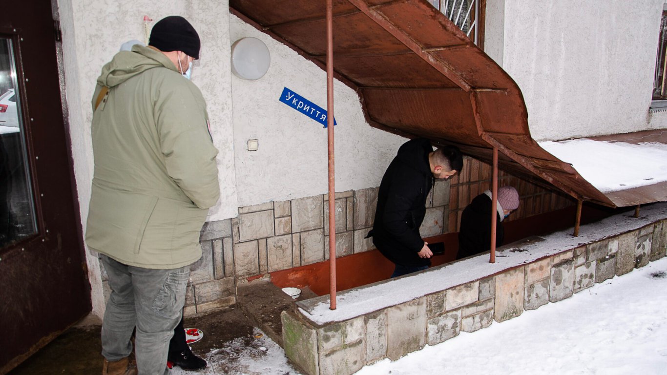 Кияни жаліються на зачинені укриття під час повітряної тривоги