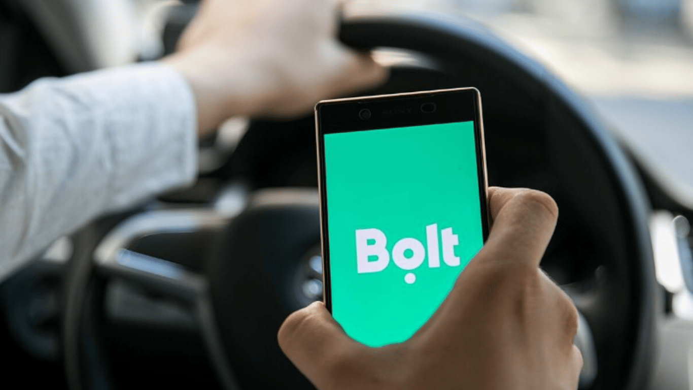 Во Львове таксист Bolt отказался везти военного на костылях