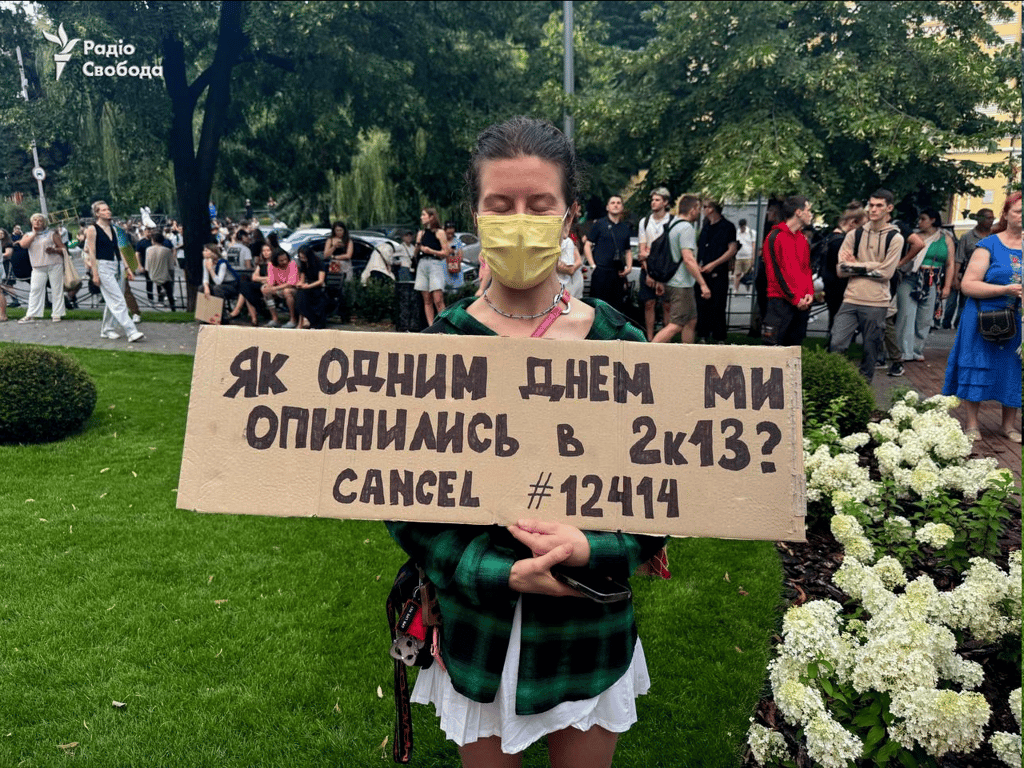 Українці вийшли мітинг проти закону щодо САП і НАБУ - фото - фото 2