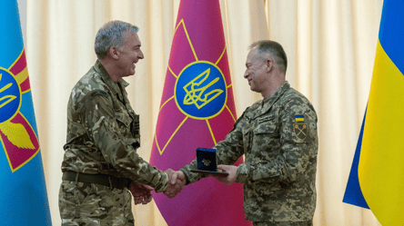 Сирський нагородив британського головкома почесною нагородою - 285x160