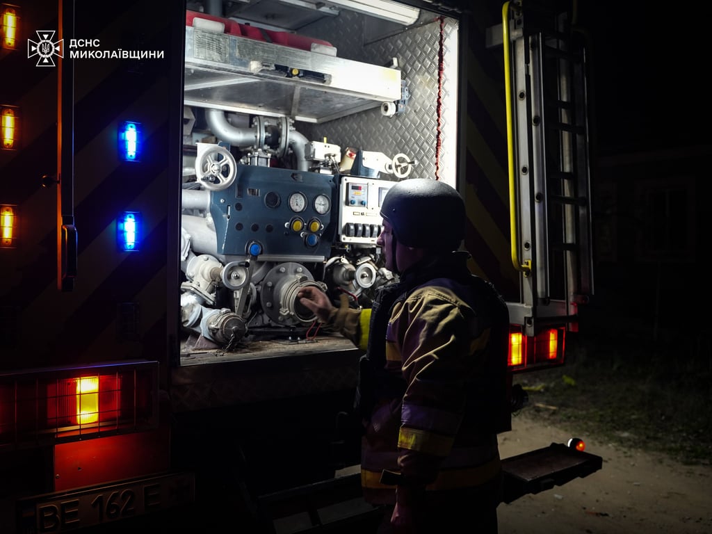 Рятувальники ліквідовують наслідки обстрілу приватного сектору