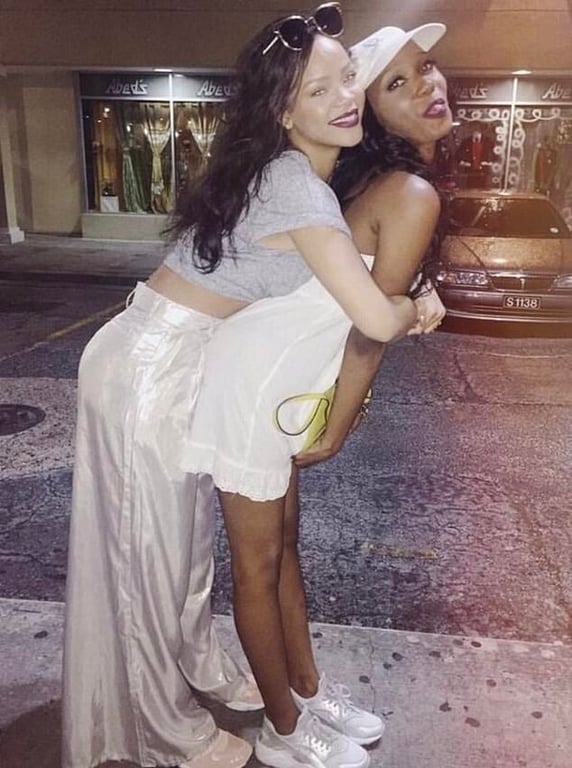 Ріанна втратила близьку людину - фото 1