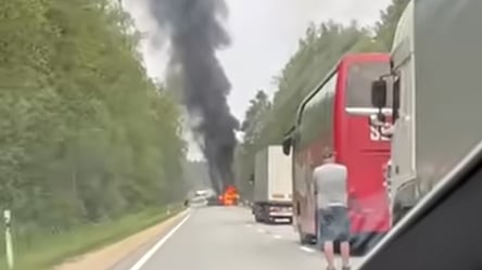 У Латвії через ДТП спалахнула військова техніка: є поранені - 285x160
