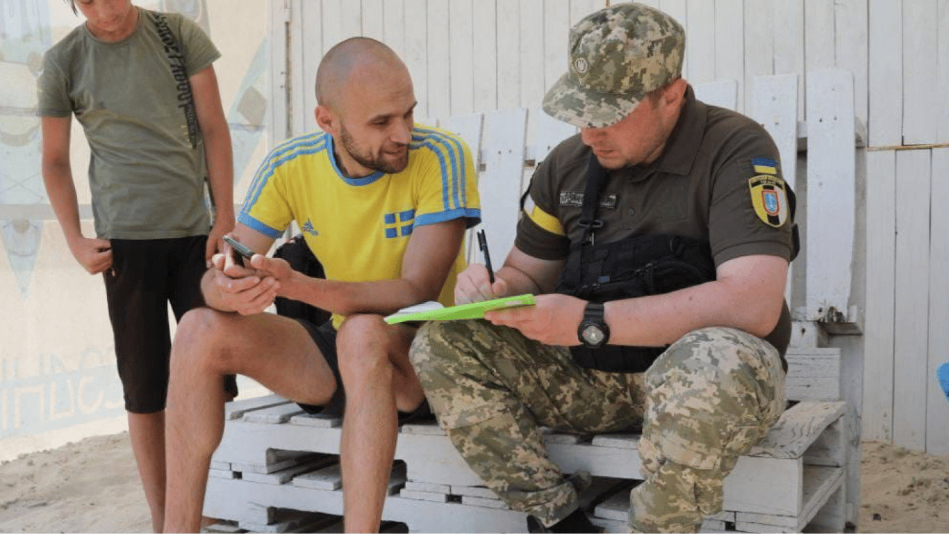 Будут ли вручать повестки украинцам на пляже этим летом — разъяснение