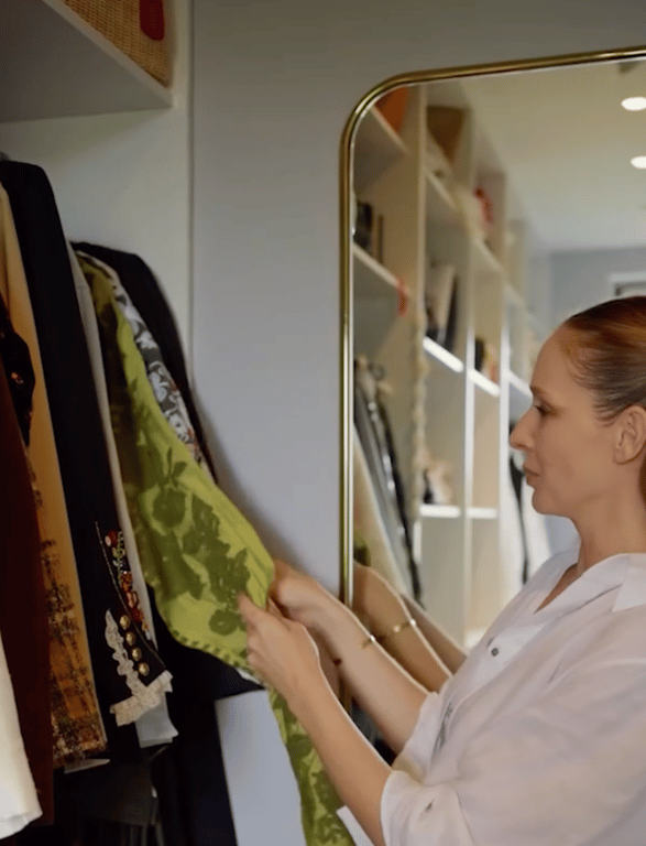 Осадча показала деякі речі з свого гардеробу