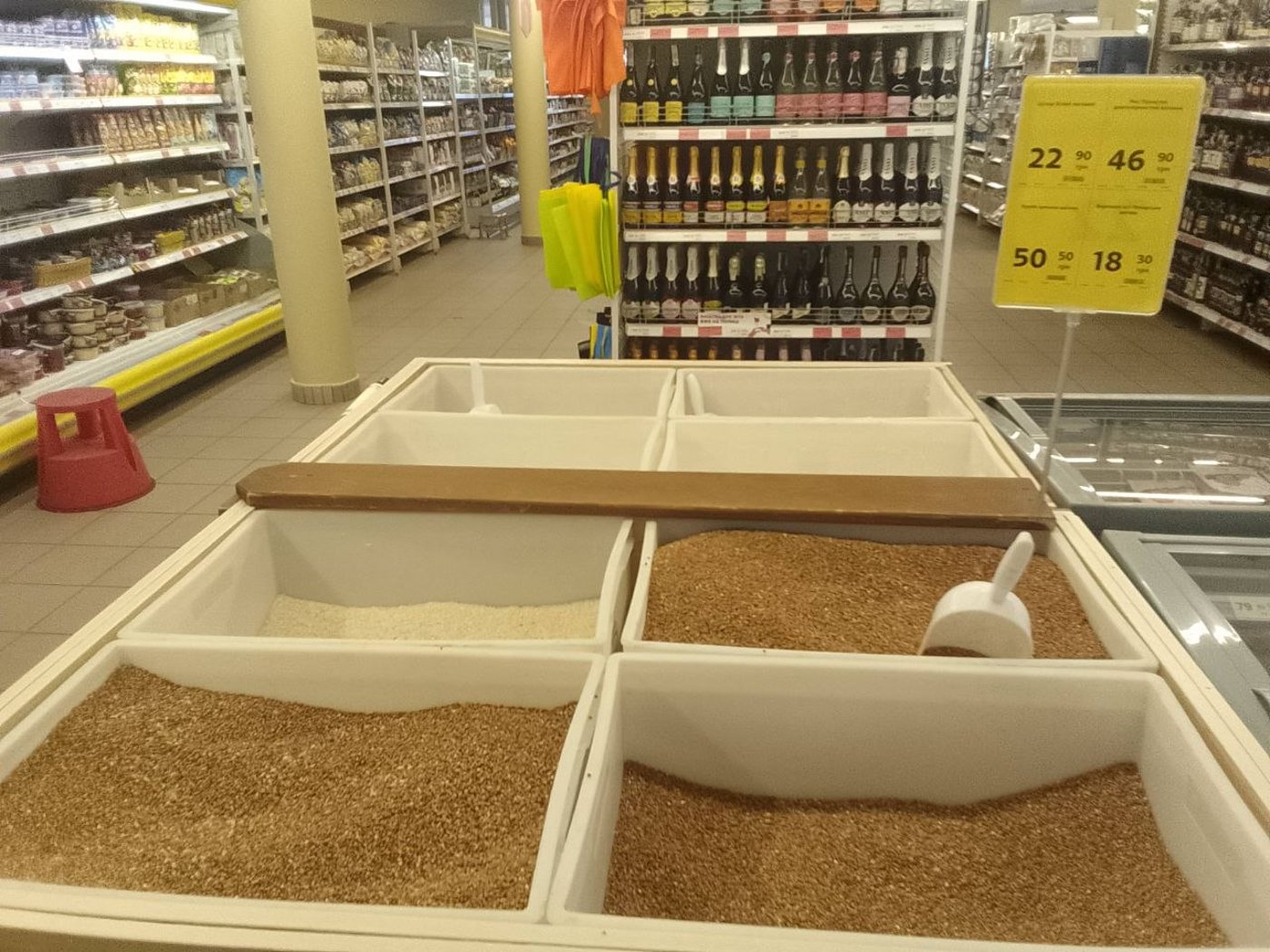 Полиці порожні, але не всюди: у Києві розкупили дешеві борошно та крупи - фото 2