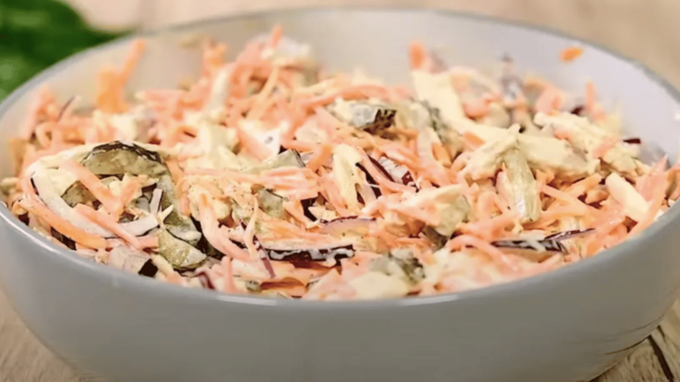 салат з куркою, морквою та цибулею