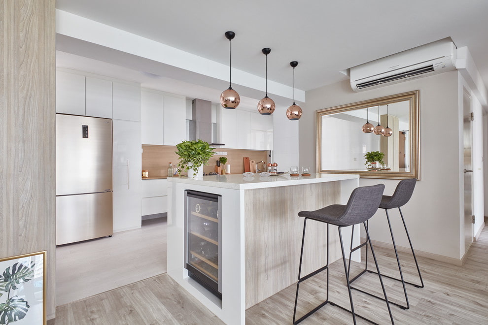 Правильно повешенное зеркало на кухне