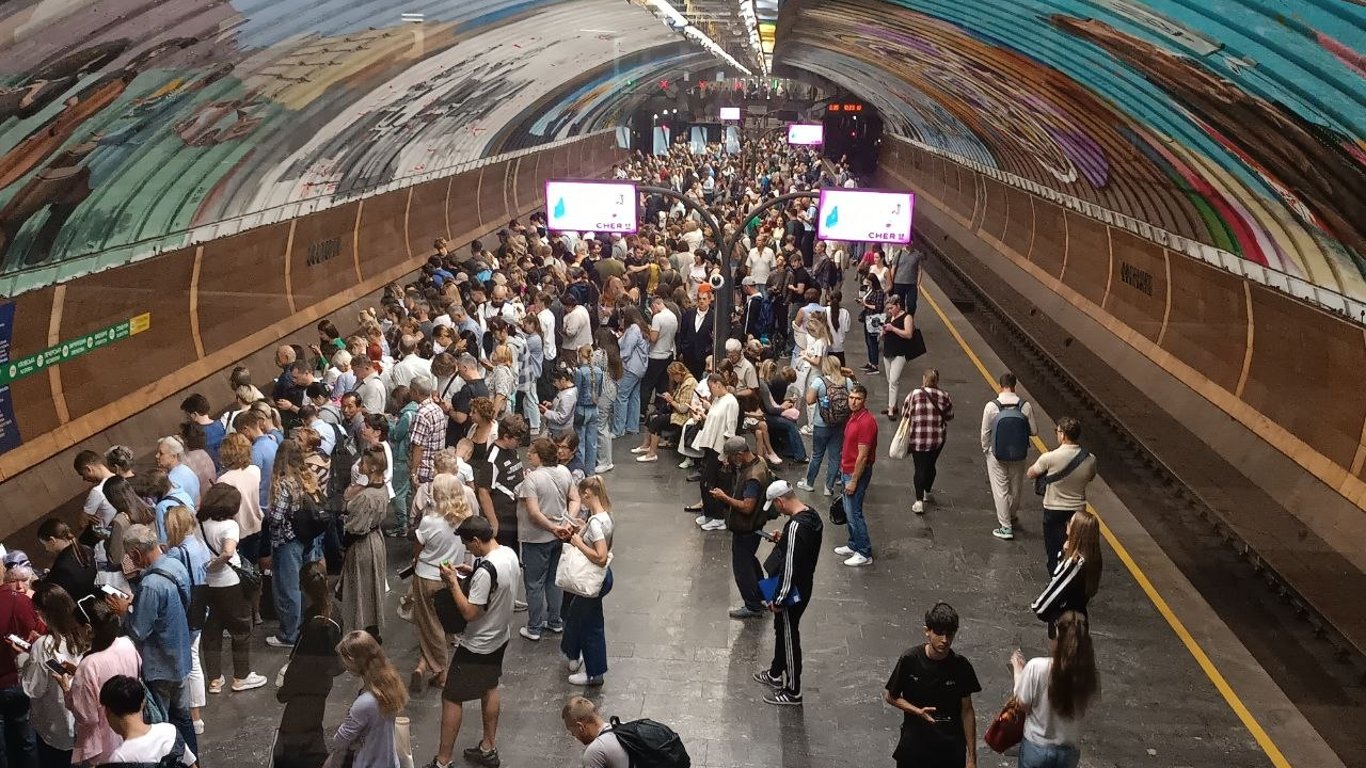 Ворожі дрони атакували Київ: люди ховаються у метро