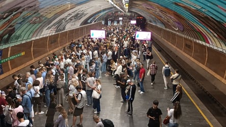 Ворожі дрони атакували Київ: люди ховаються у метро - 304x171