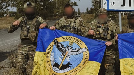 У Києві на Парковому мосту з'явився прапор ГУР: що відомо - 290x160