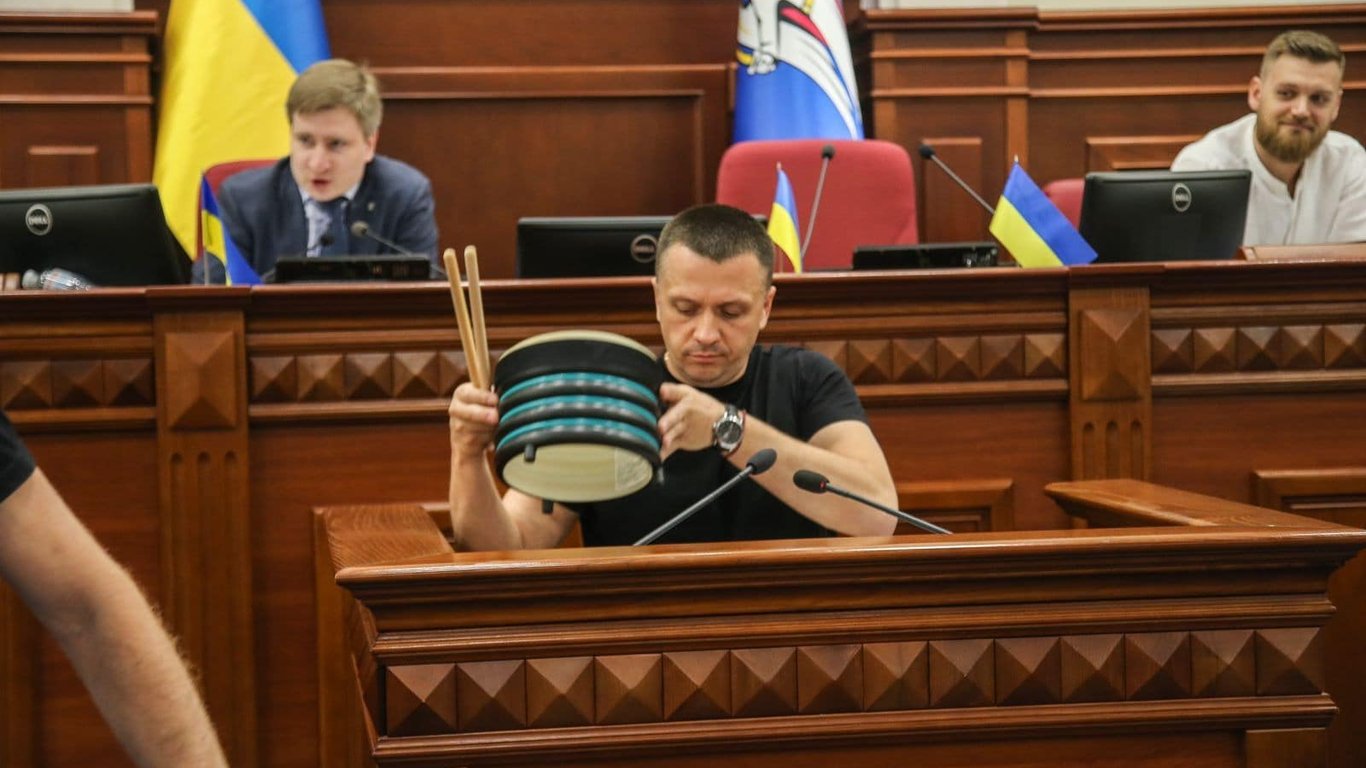 У Києві голові Дніпровської РДА подарували барабани "для зняття стресу"