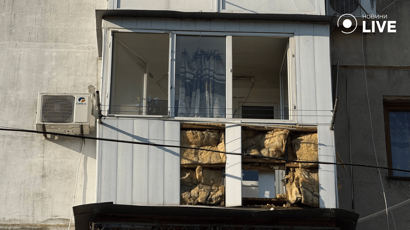 Розбиті вікна після обстрілу